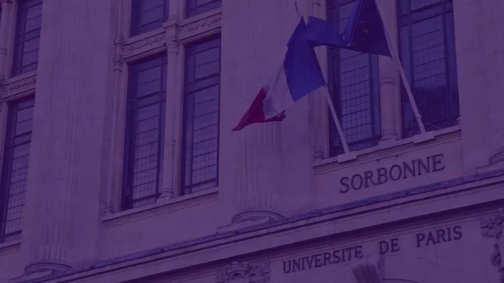 Fransa’da master eğitimi konulu içerik için Sorbonne Üniversitesi binası ve Fransa bayrağı