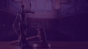 Yurtdışında hukuk yüksek lisans eğitimi için adalet terazisi, hukuk kitapları ve mahkeme atmosferi